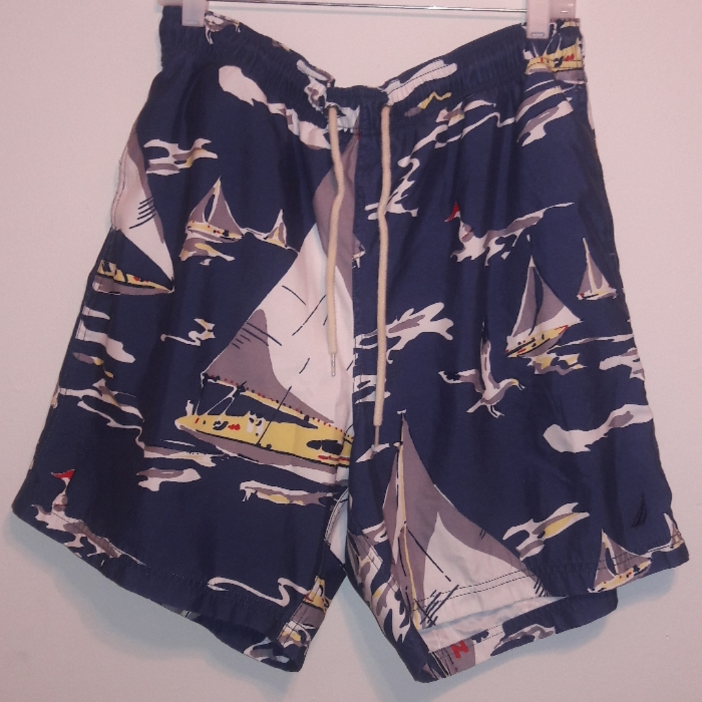 Nautica men swim trunks in excellent condition
